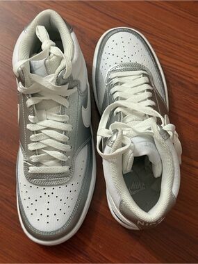 Nike Women's White and Silver Low-Top Athletic Sneakers